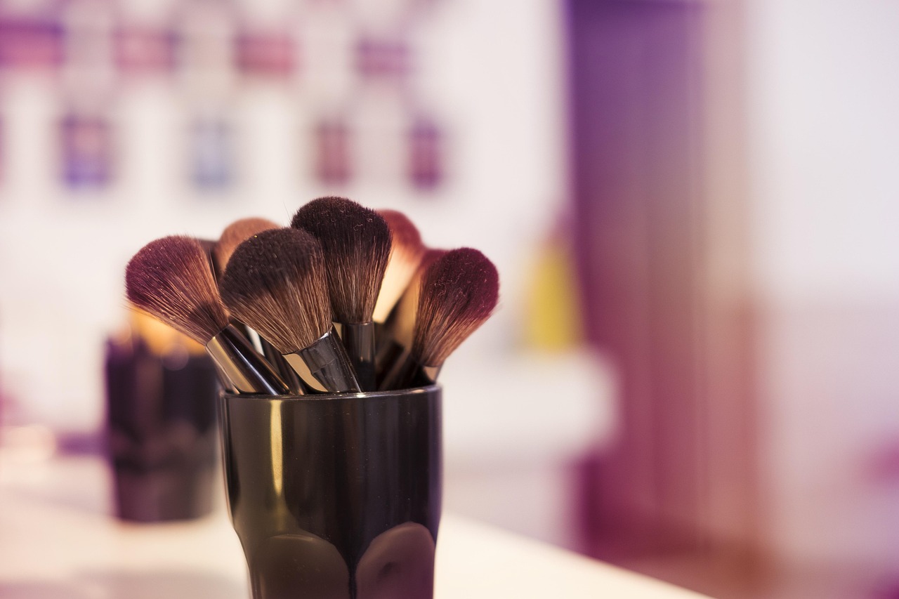 discover the transformative artistry of a professional makeup artist. from stunning bridal looks to glamorous makeovers, our expert techniques enhance natural beauty and elevate your confidence for any occasion.